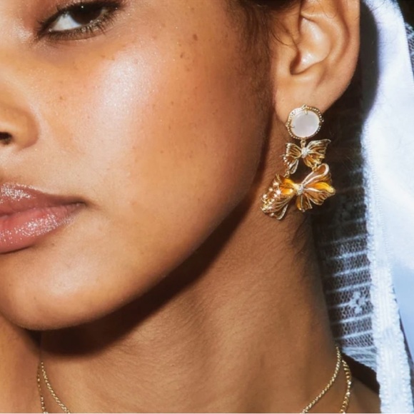 🎀 Kendra Scott X LoveShackFancy gold double bow white stone earrings NEW - Picture 4 of 5